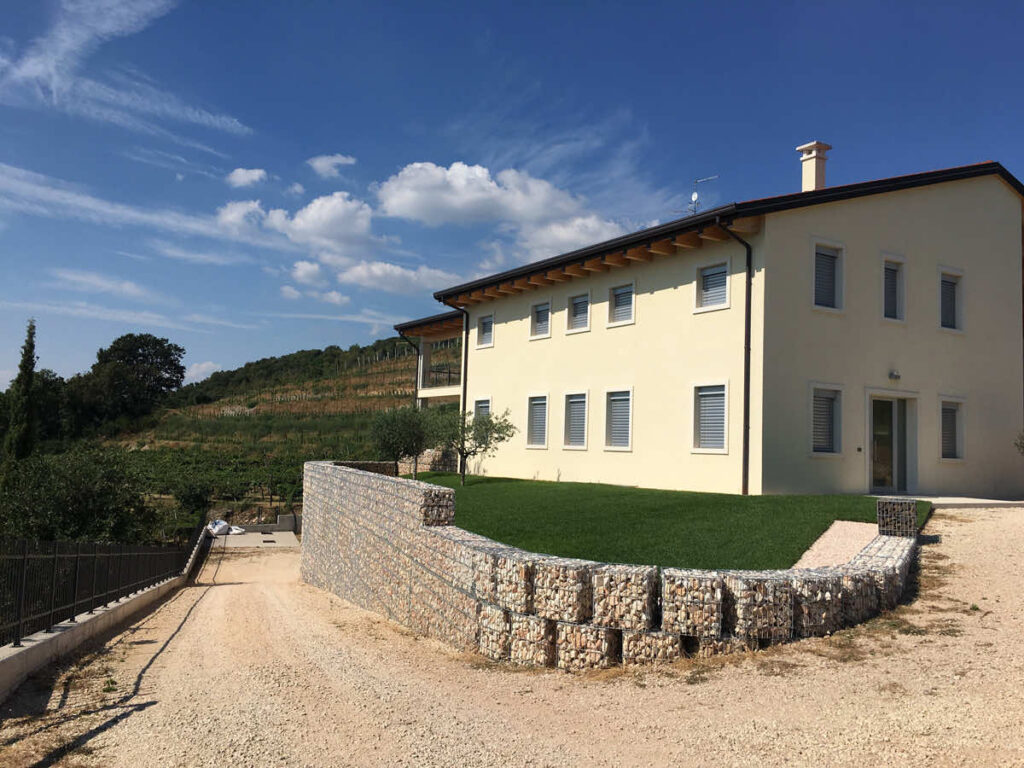 Muri a secco in pietra per contenimento Cantina Le Tre Talestri - Quba Stone Bellamoli
